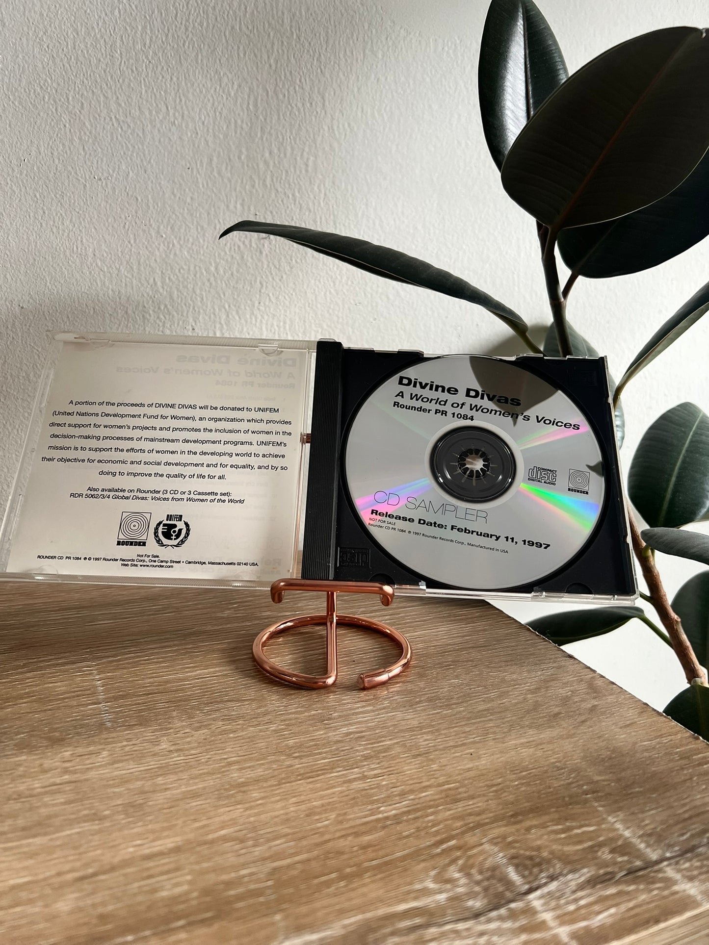 Divine Divas : A World of Women's Voice